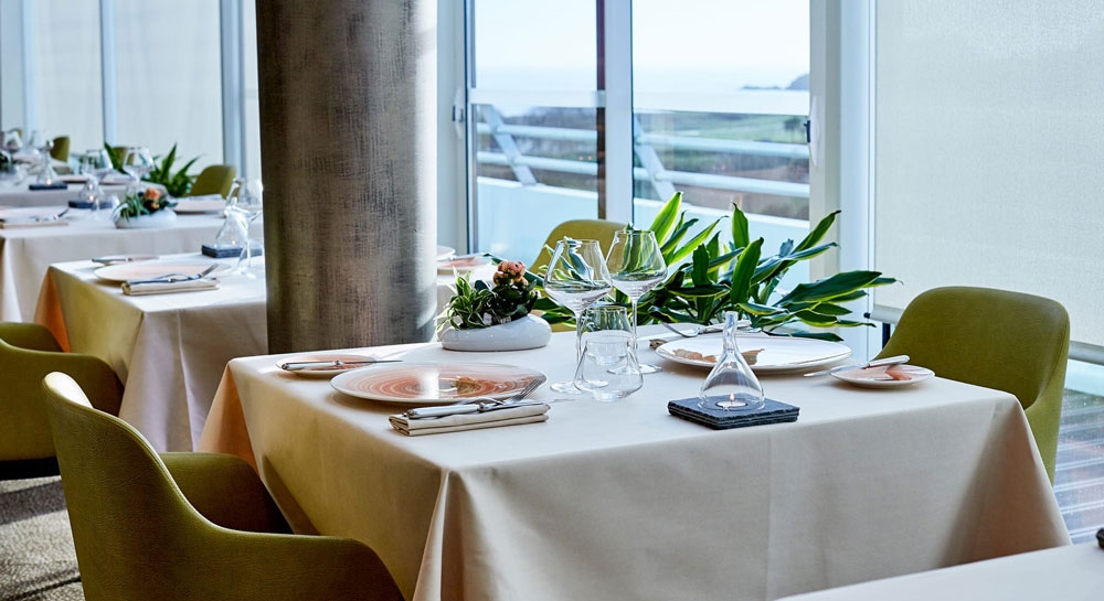 Salle de restaurant Hôtel Miramar La Cigale en Bretagne