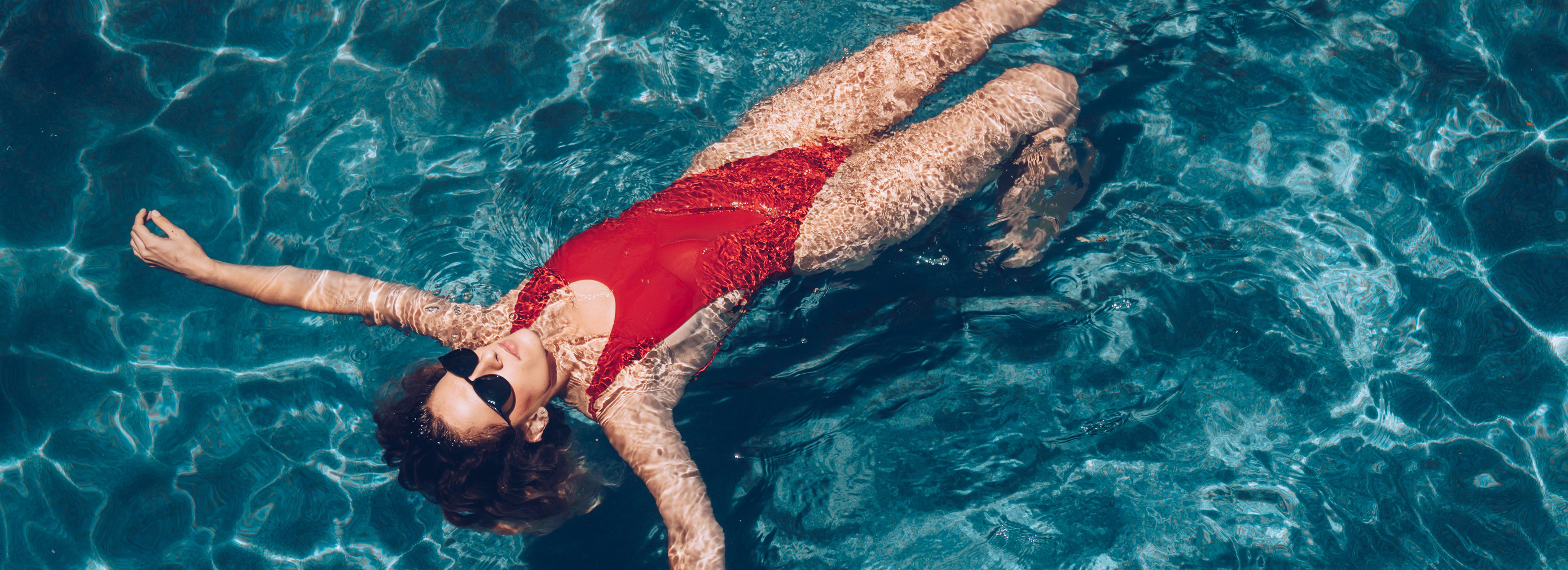 femme flottant dans l’eau soin corps