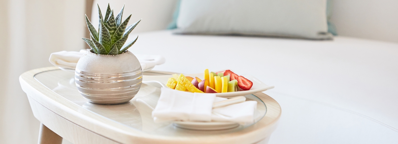 Terrasse avec petit déjeuner chambre Grand large au Miramar La Cigale appartement