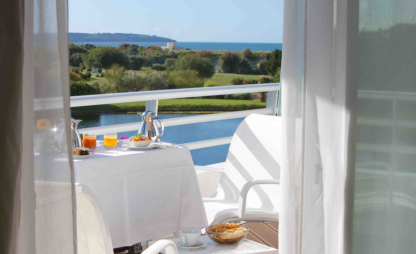 Chambre Grand Large vue terrasse avec petit déjeuner