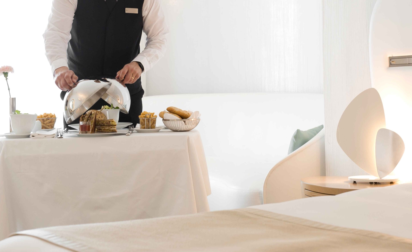 Fil de l'eau prestige suite with view of room service
