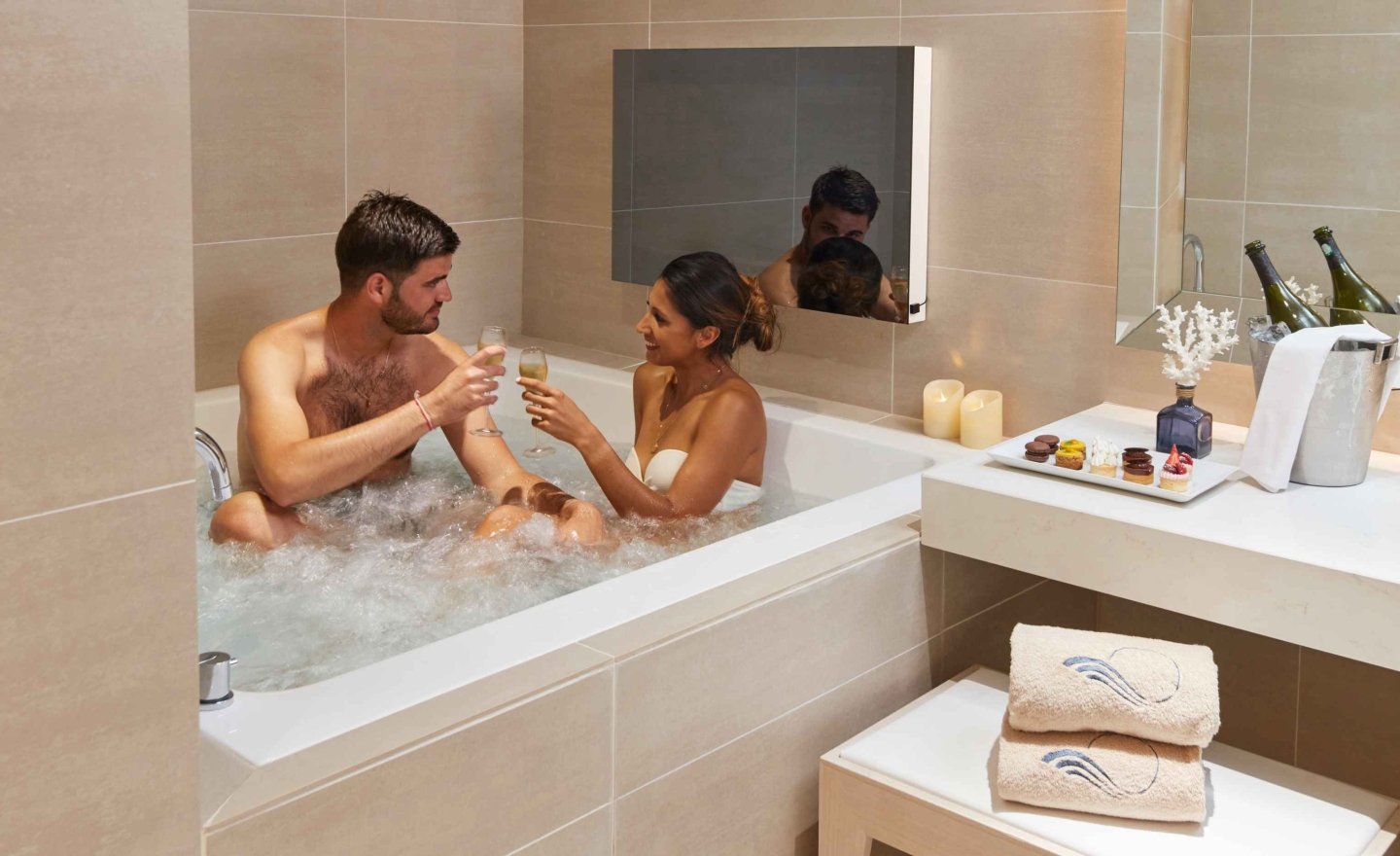 Fil de l'eau prestige suite with view of the jacuzzi