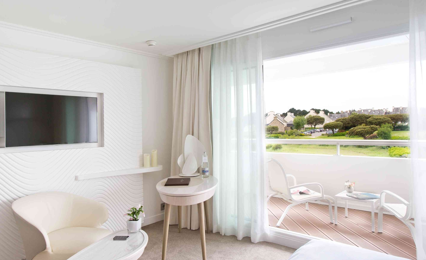 Chambre passerelle avec coin bureau et terrasse