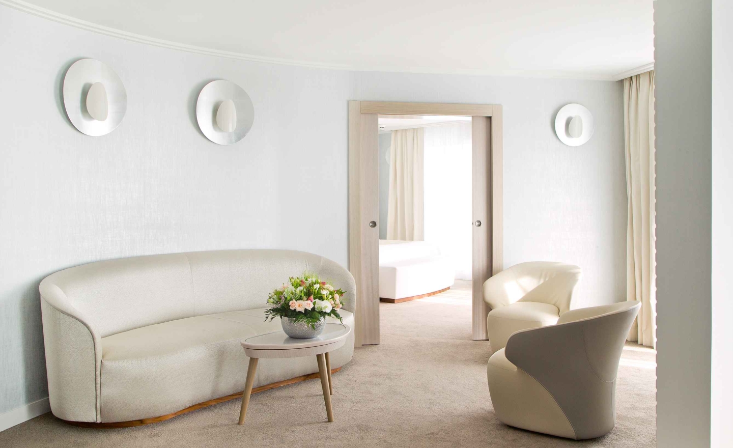 Fil de l'eau prestige suite with view of lounge area