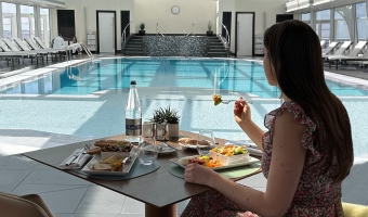 Piscine Jacuzzi Femme déjeuner manger Bretagne Miramar La Cigale