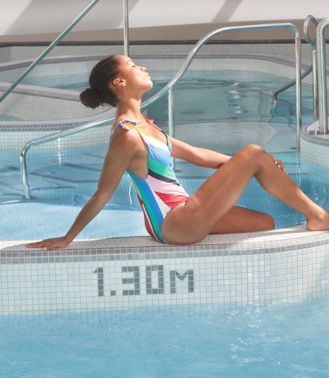 Femme assise dans le bassin du parcours marin Miramar La Cigale Crouesty