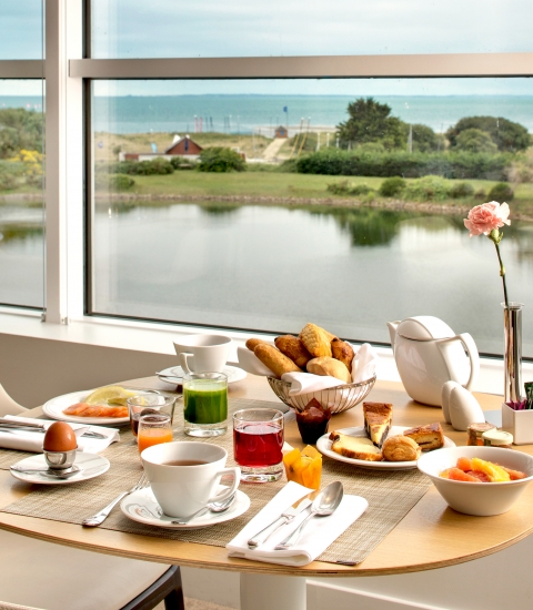 petit-déjeuner dressé au restaurant du ruban bleu au Miramar La Cigale