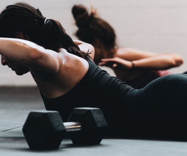 femme en séance de fitness avec altère cure silhouette coaching