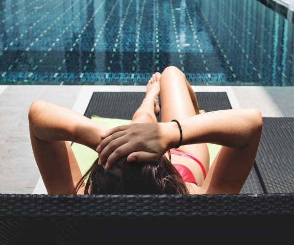 femme se relaxant au bord de la piscine court séjour re pause et vous