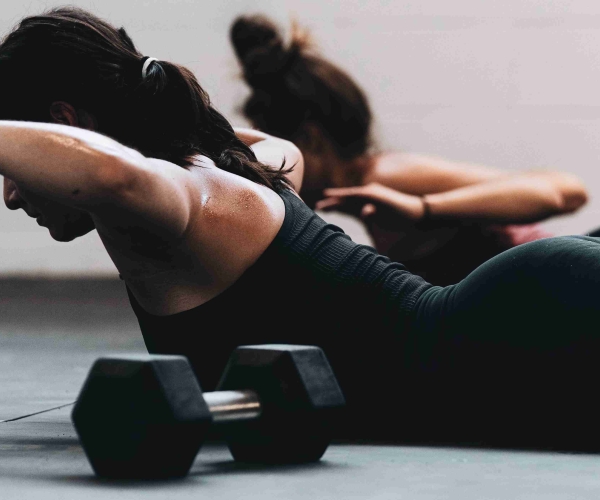 femme en séance de fitness avec altère cure silhouette coaching