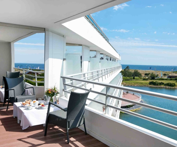Petit déjeuner sur terrasse face à la mer hôtel Miramar La Cigale