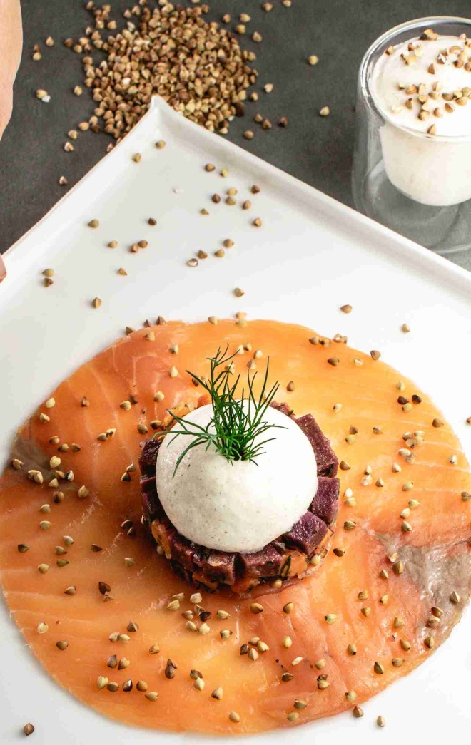 Plat de saumon au restaurant le Safran au Miramar La Cigale