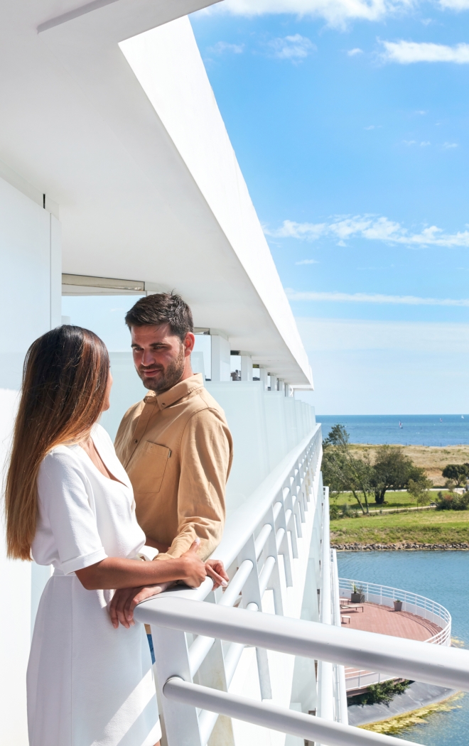 Couple sur la terrasse d'une Junior Suite au Miramar La Cigale