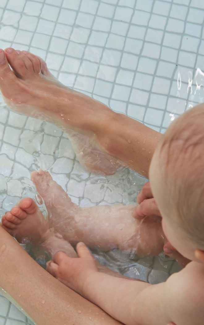 Jeune maman avec bébé dans l’eau Miramar La Cigale Arzon