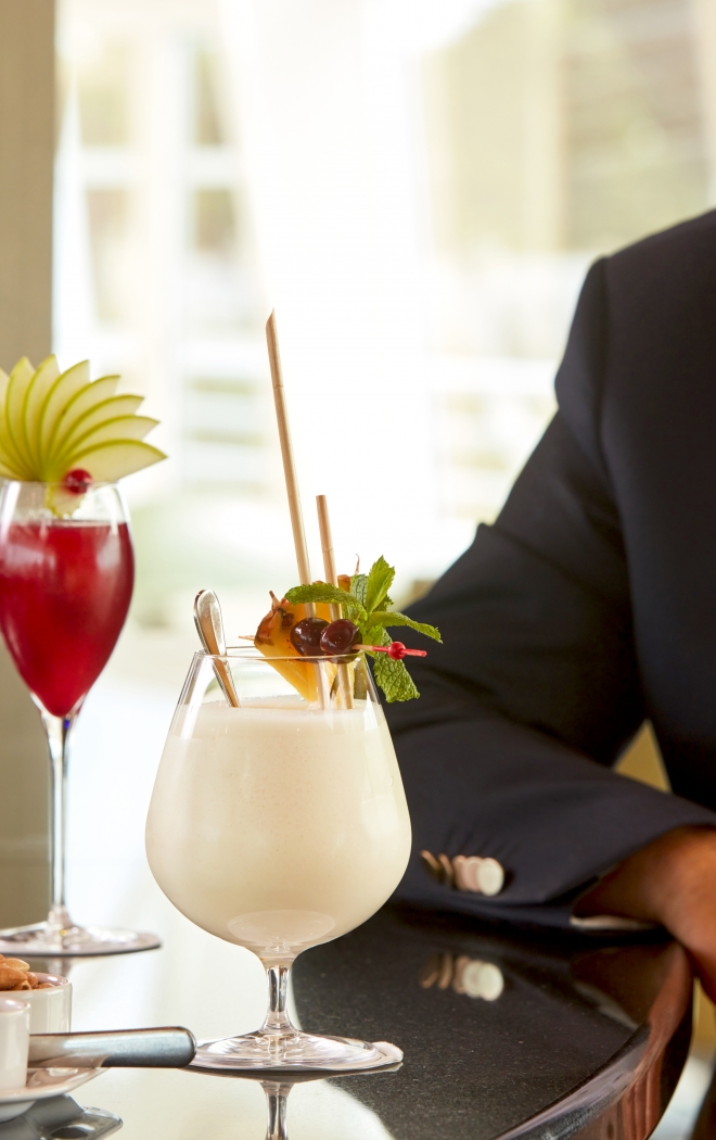 cocktails rouge et blanc au bar Le Goeland du Miramar La Cigale