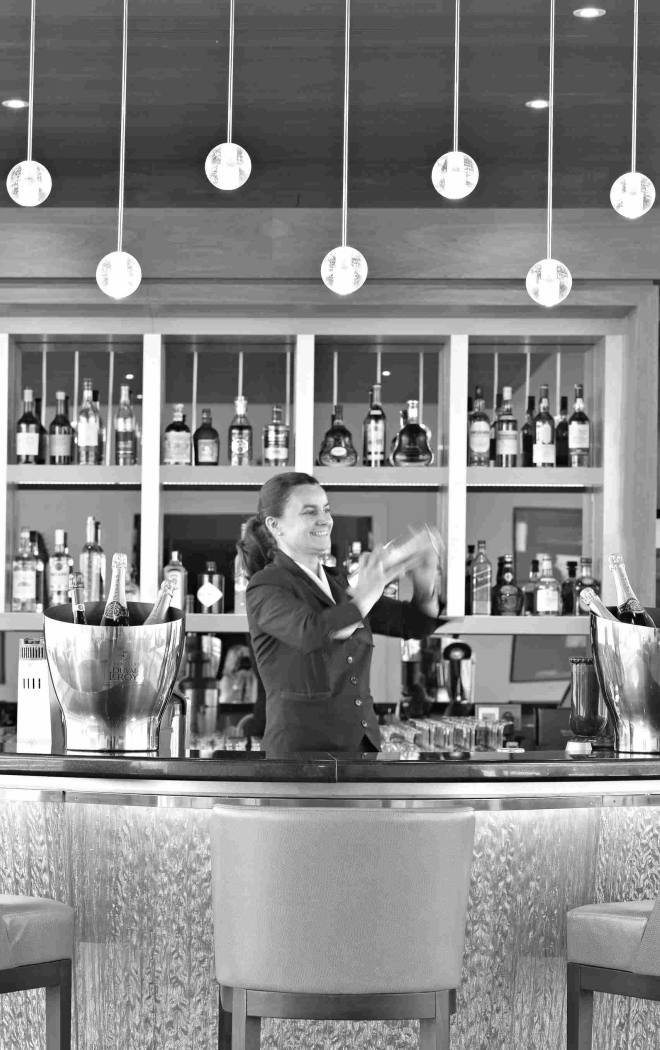 Barmaid Sylvie Massot Bar Le Goëland au Miramar La Cigale