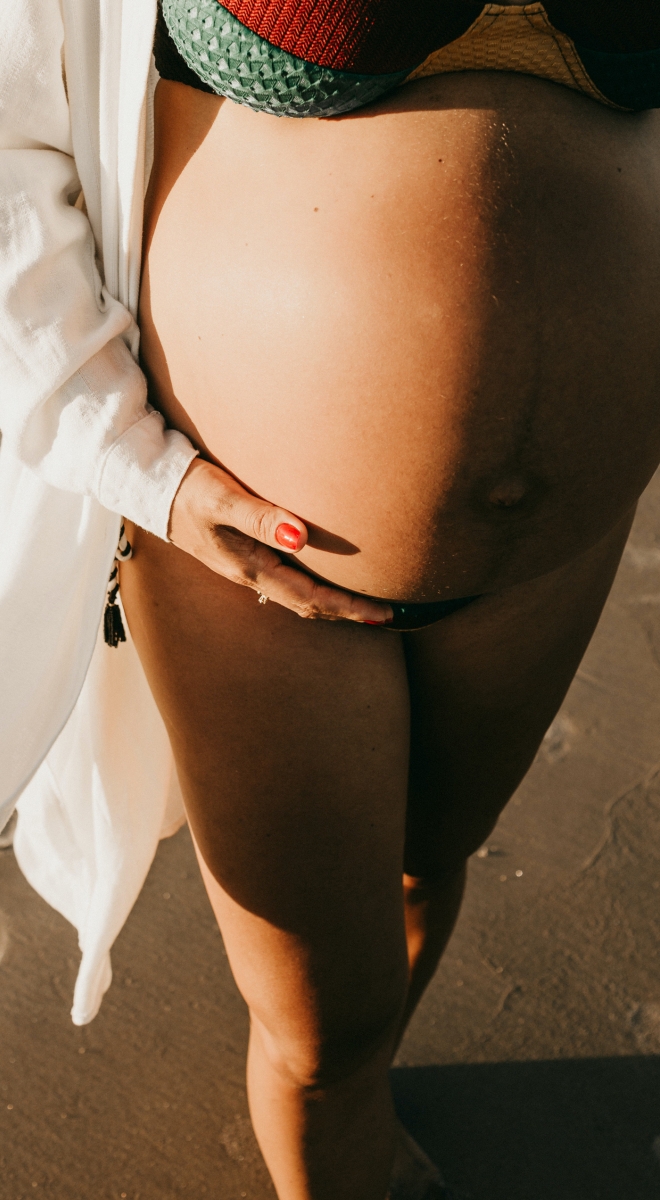 femme enceinte sur la plage court séjour future maman