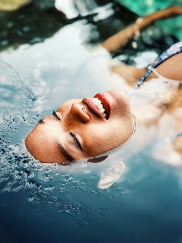 Femme dans l'eau hôtel Spa Miramar La Cigale