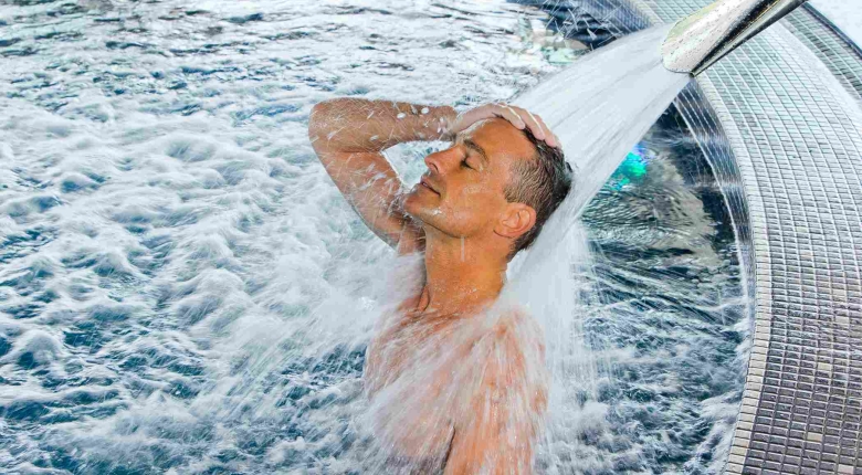 homme col de cygne dans spa océanique cure remise en forme