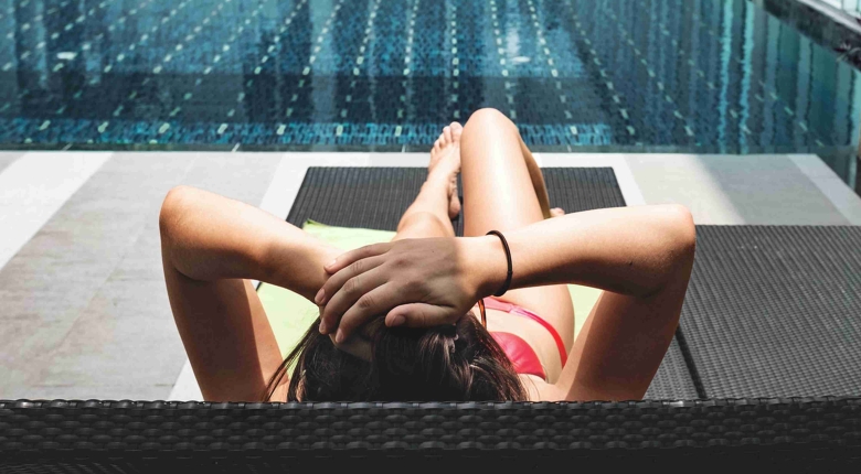 femme se relaxant au bord de la piscine court séjour re pause et vous