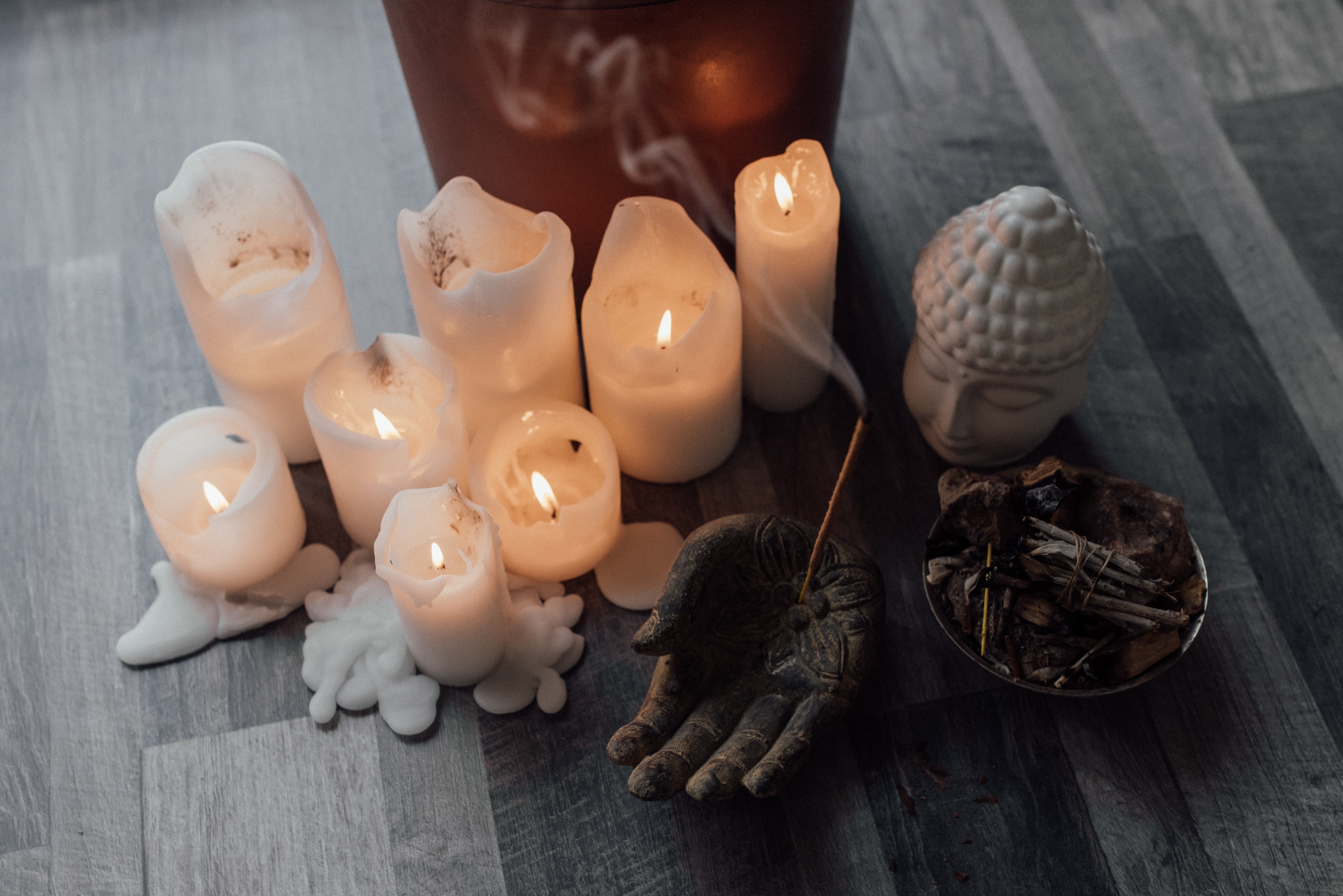 bougies et bouddha avec huiles essentielles massages asiatiques