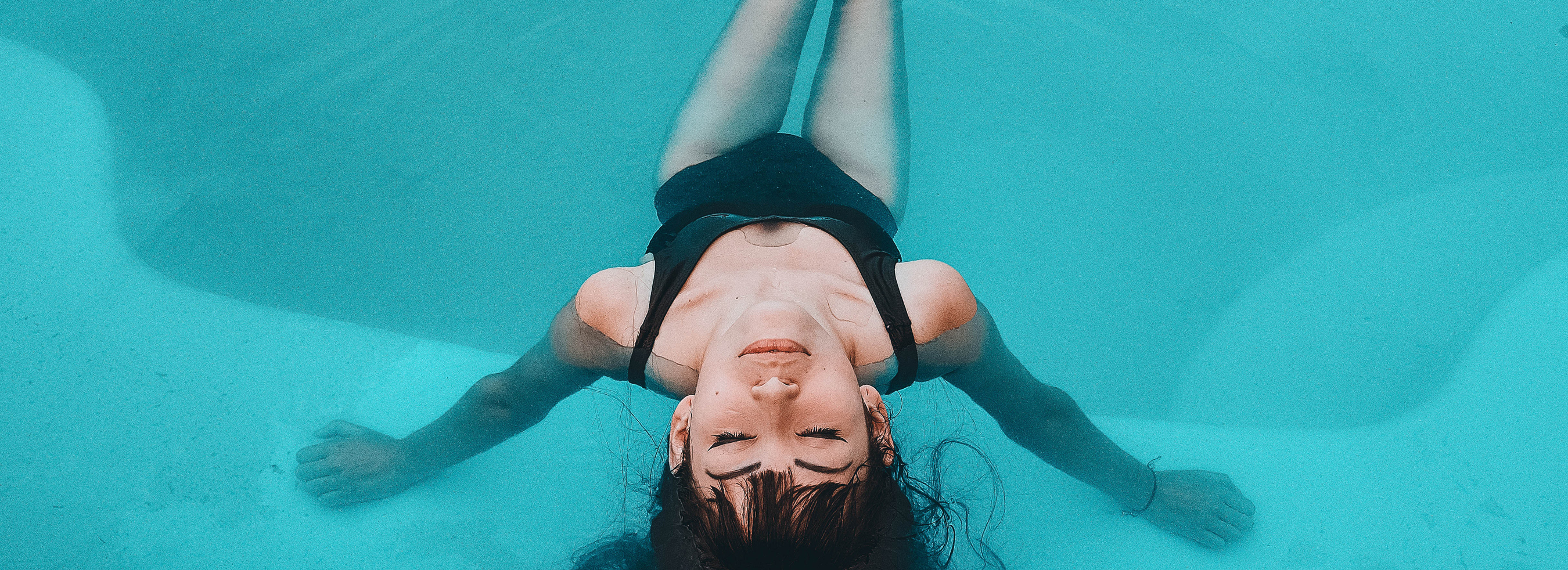 femme piscine soins thalasso miramar la cigale